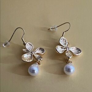 SALE!!!!Elegant Gold Flower Drop Earrings with Pearl